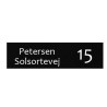 Postkasseskilt 60 x 150 mm sort med hvid tekst