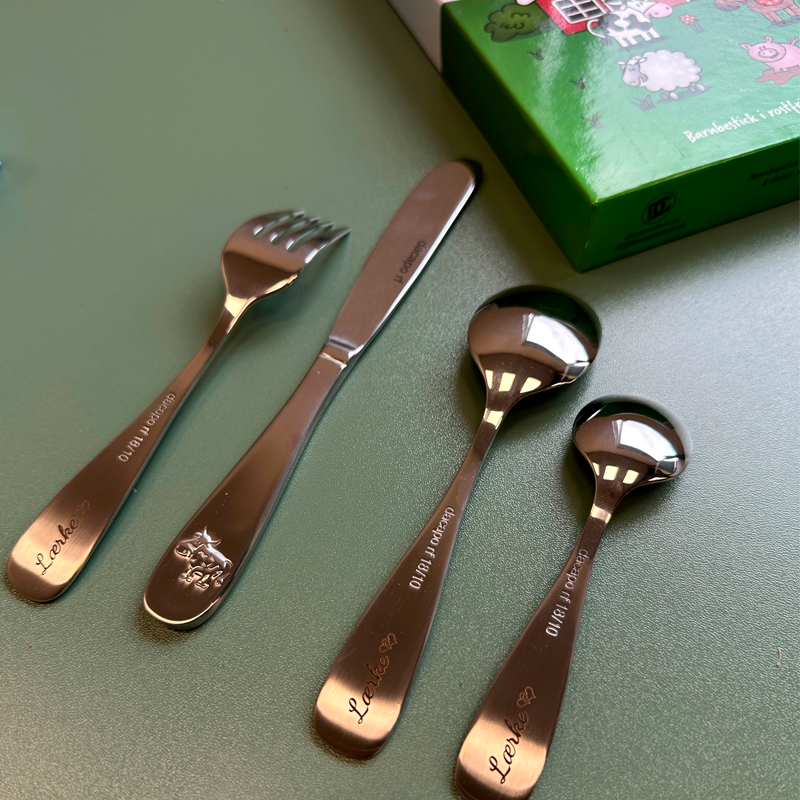 bondegård bestik - fast gravering ( Lærke )