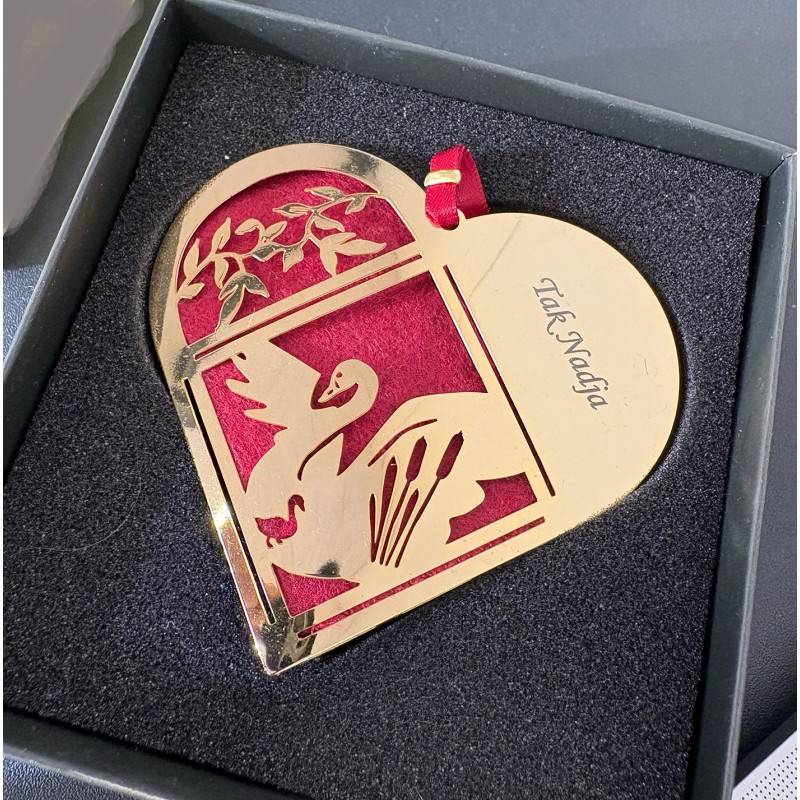 Færdig graveret julehjerte med den grimme ælling " Tak Nadja "