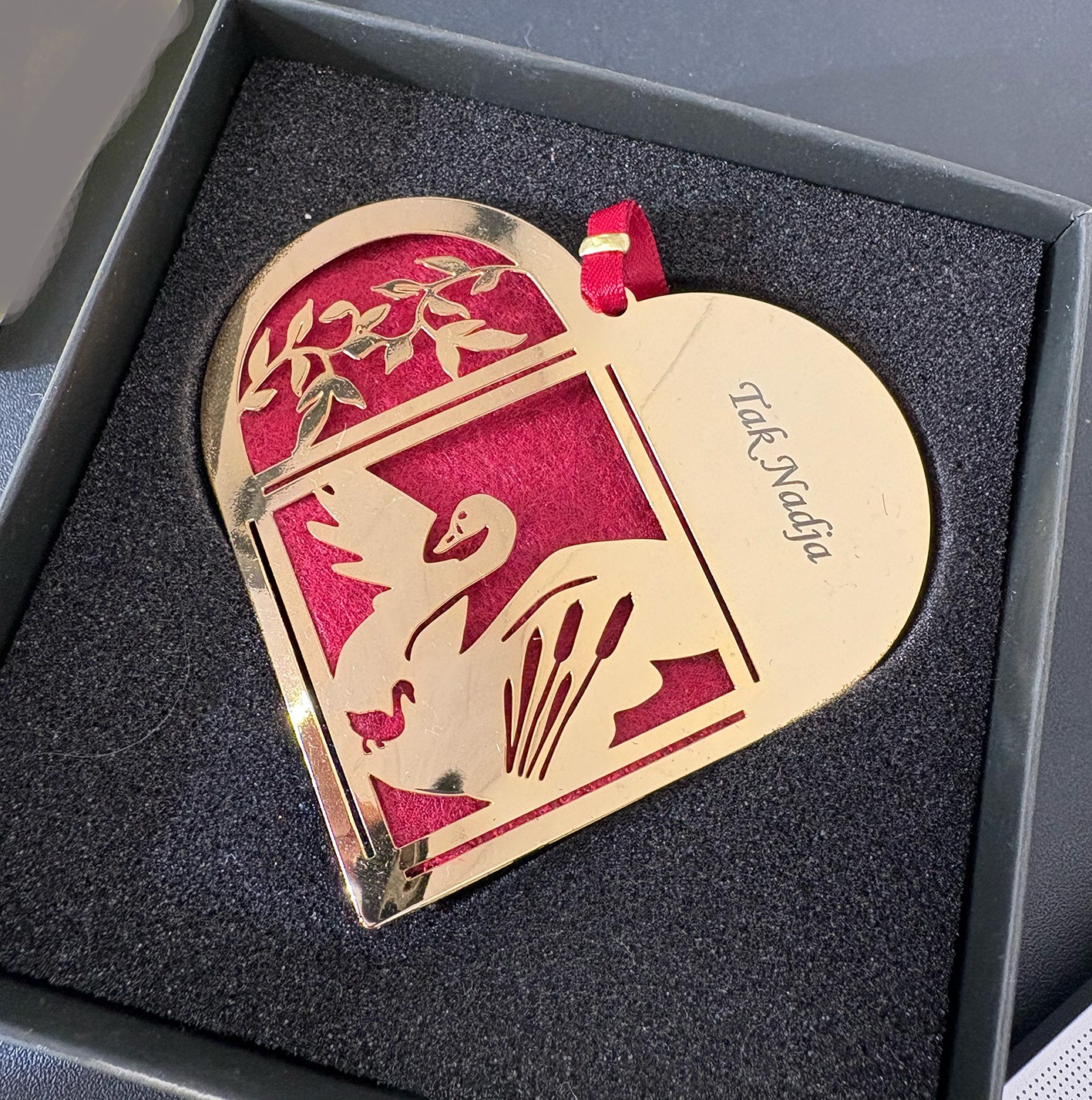 Færdig graveret julehjerte med den grimme ælling " Tak Nadja "