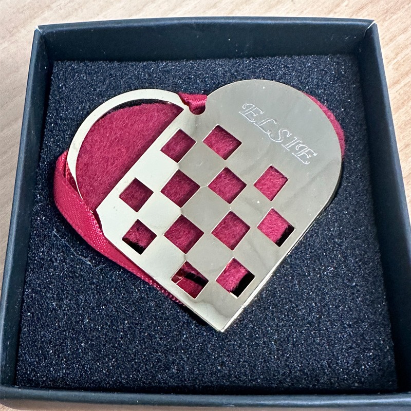 Færdig graveret 5,5 cm julehjerte - Elisa