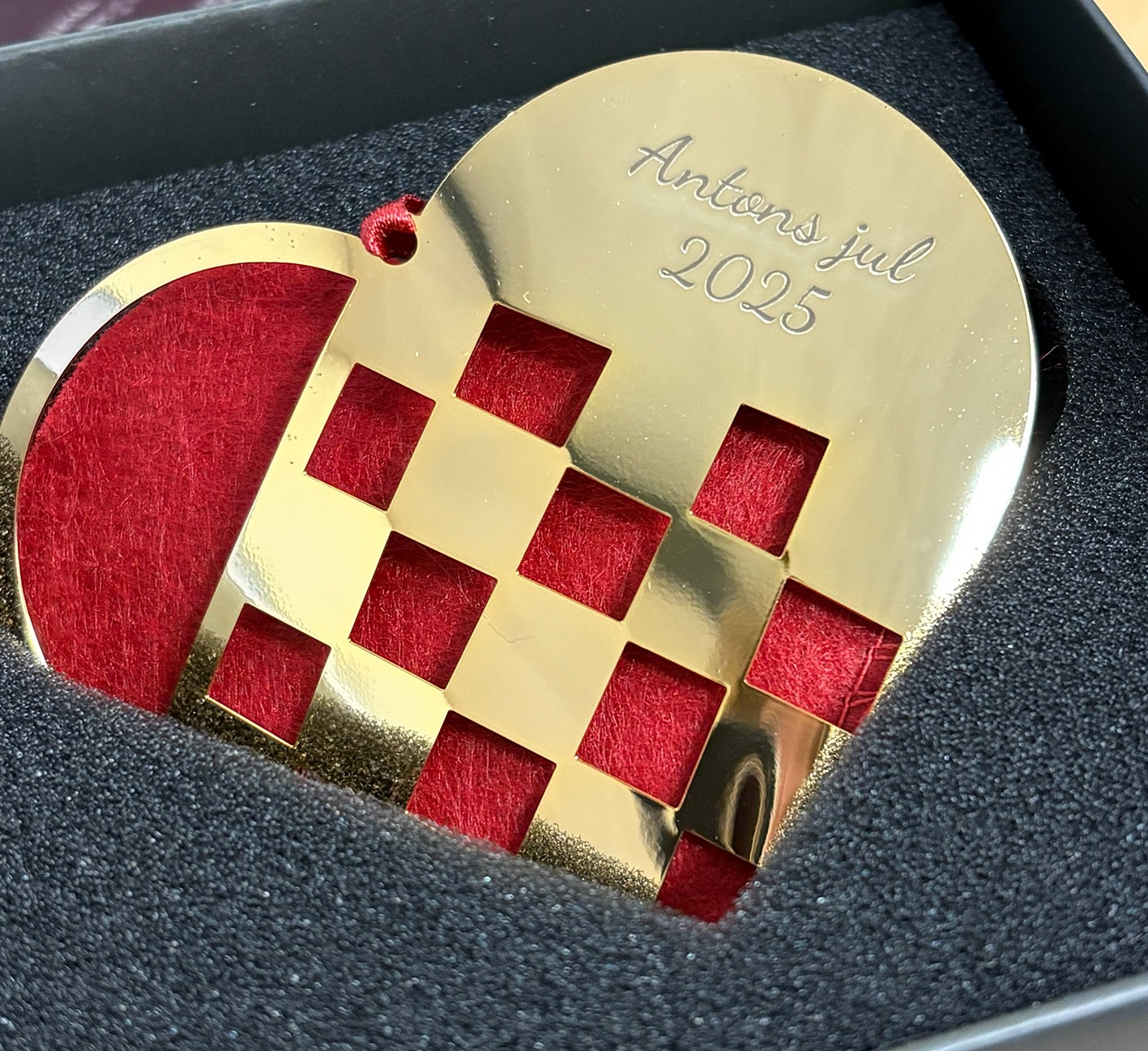 Færdig graveret julehjerte med " Antons Jul 2025 "