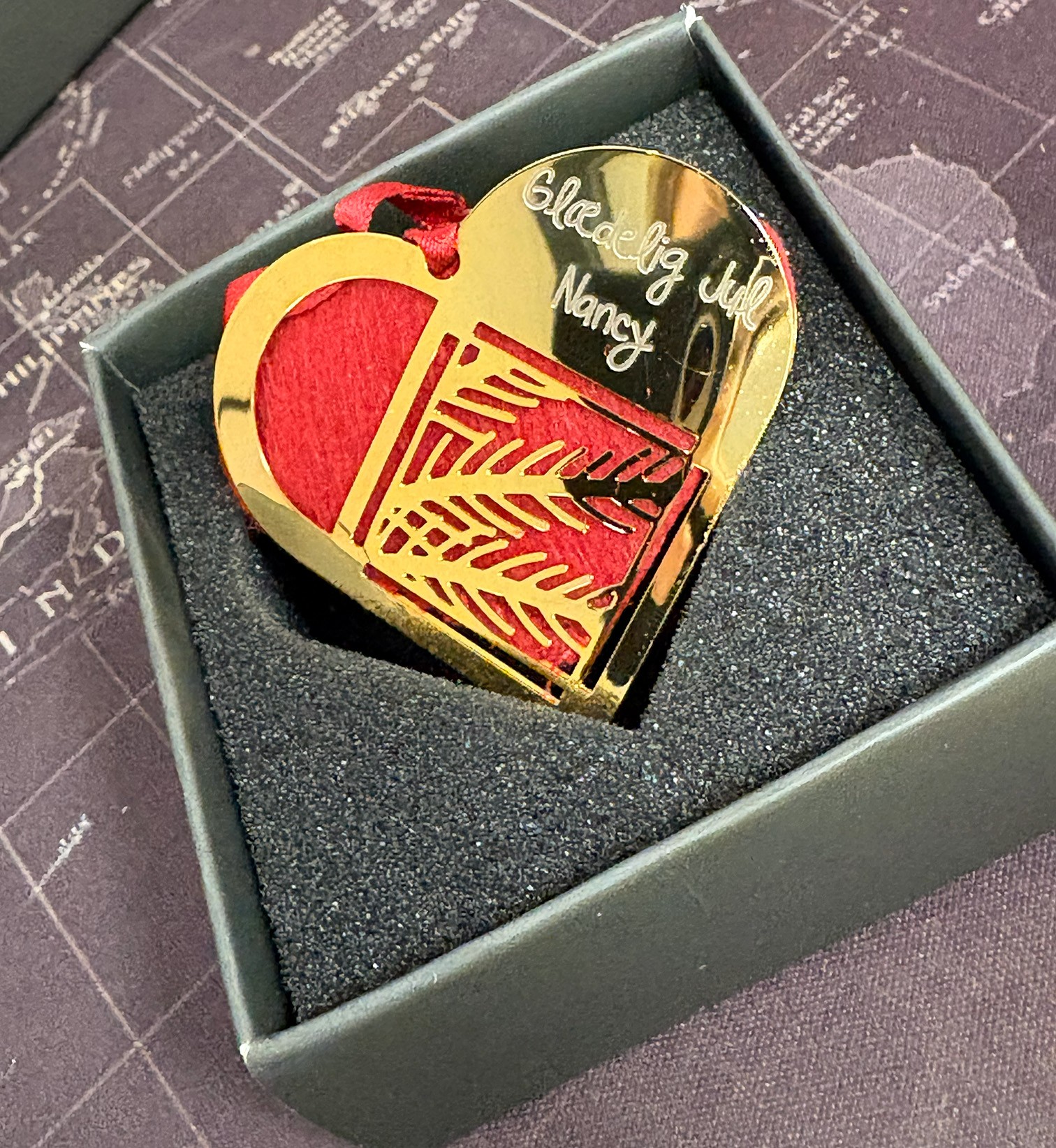 Færdig graveret 5,5 cm julehjerte  - Glædelig jul Nancy