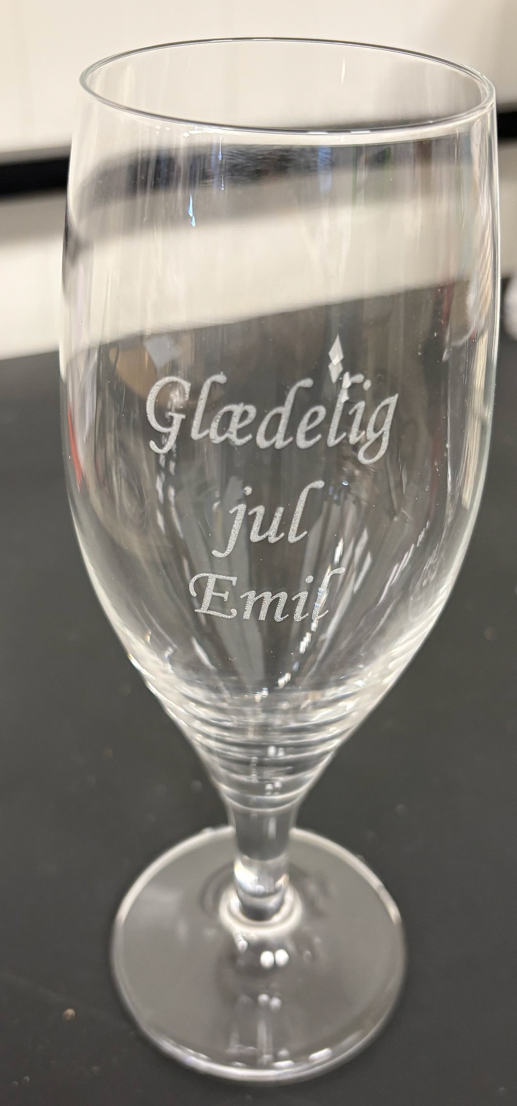 Aida Ølglas " Færdig graverede Glædelig Jul Emil "