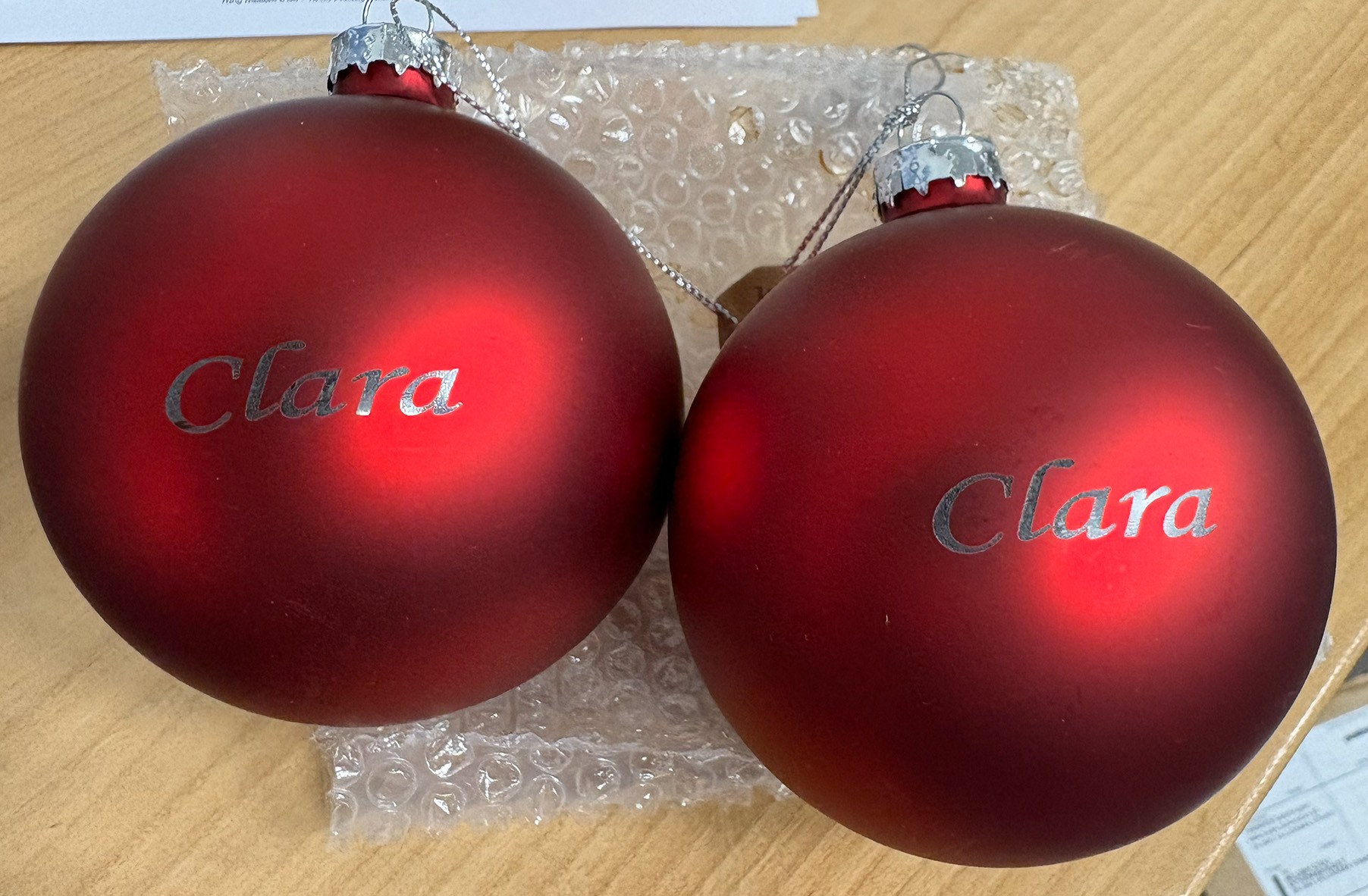 Julekugler Rød mat " Færdig graverede Clara " 2 stk