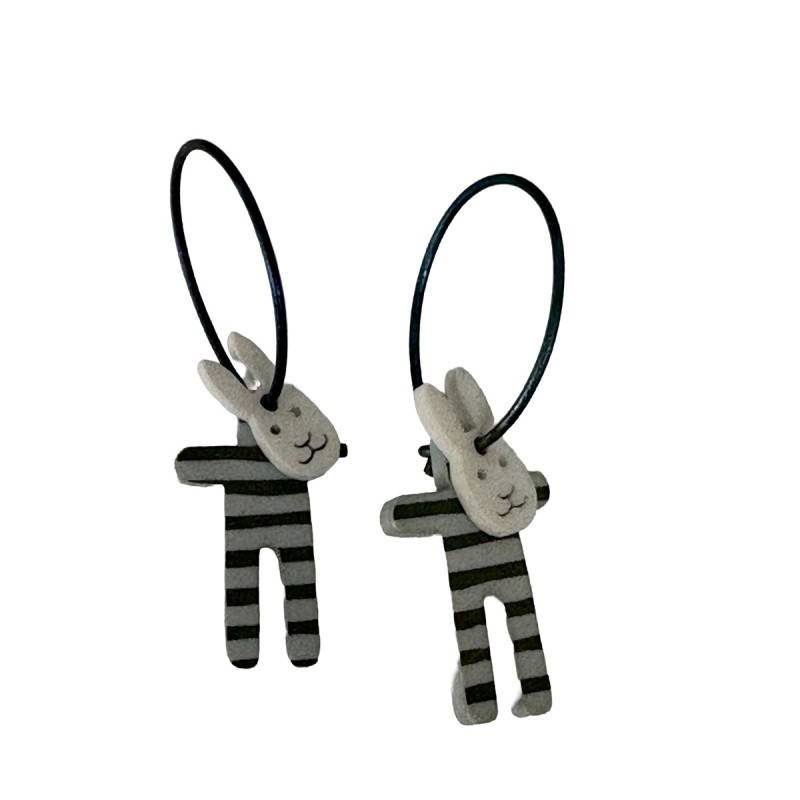 Lene Lundberg Ørehænger med grå stribet kanin