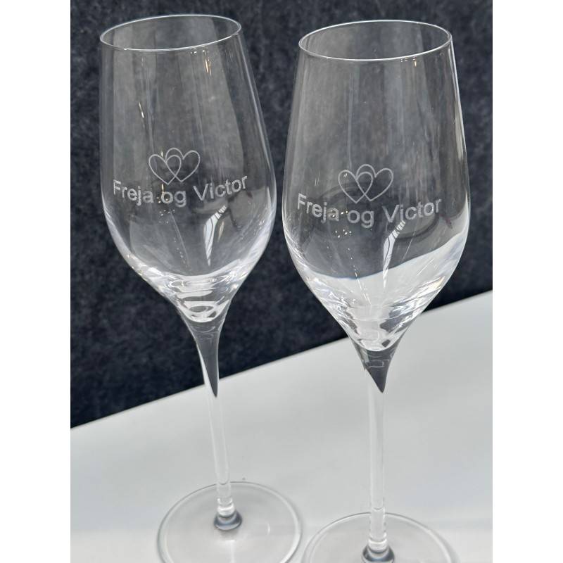 Aida Passion Connoisseur champagneglas 2 stk " Færdig graverede Freja & Victor "