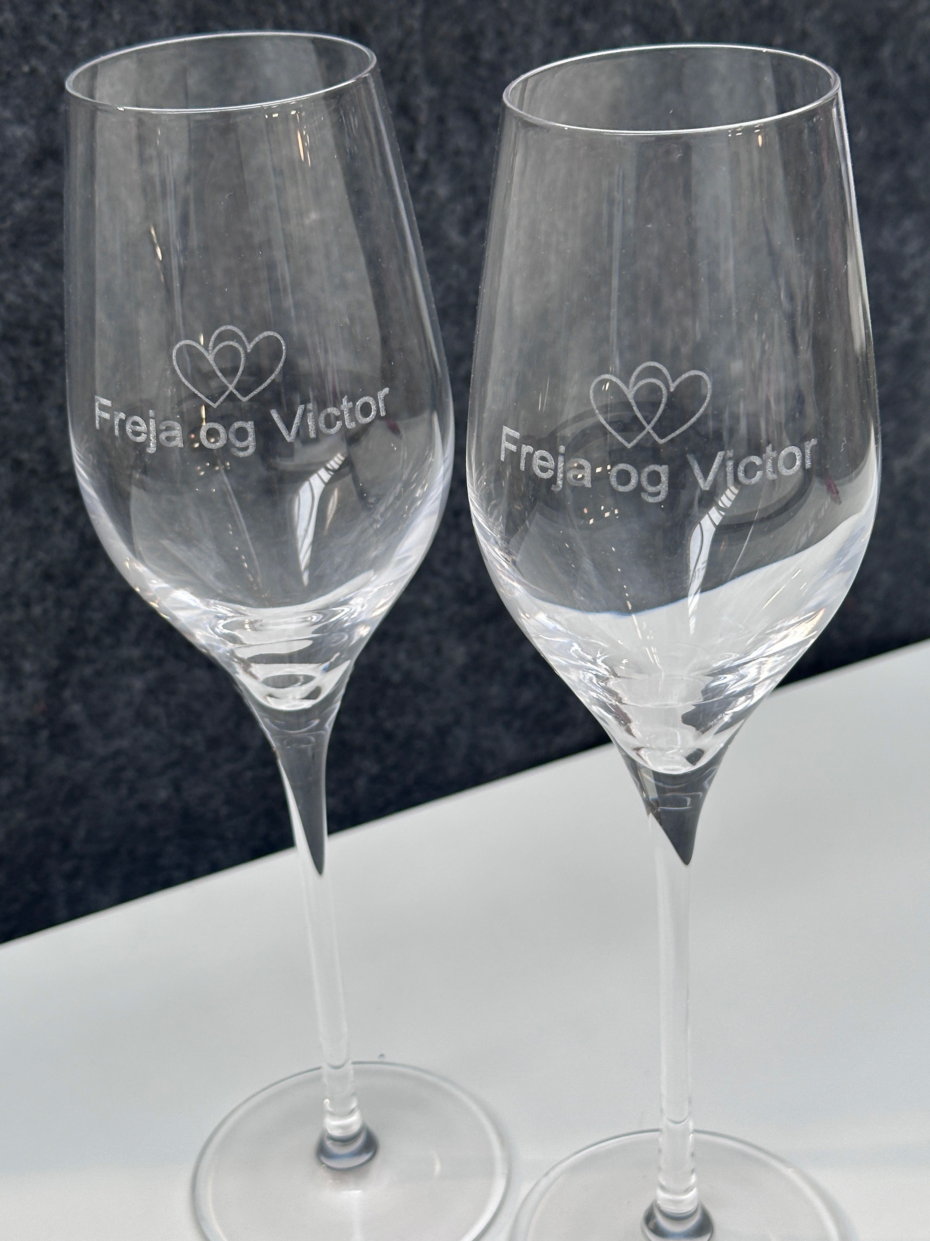 Aida Passion Connoisseur champagneglas 2 stk " Færdig graverede Freja & Victor "